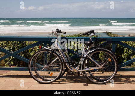 Fahrräder, stützte sich auf den Zaun am Strand von Lacanau-Ocean an der Atlantikküste Süd-West Küste von Frankreich Stockfoto