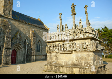 älteste Kalvarienberg von Notre-Dame de Tronoën, der Bretagne, Finistere, Frankreich Stockfoto