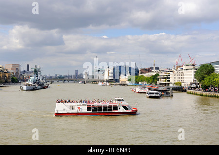 Blick auf die Themse mit dem Sightseeing-Boot Red Rover und das Museum Schiff HMS Belfast, London, England, Vereinigtes Königreich, Stockfoto