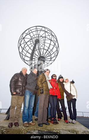 Touristen im Globe am Nordkap, Norwegen bei 71 Grad, 10 Minuten nördlich, Küste in der Nähe der nördlichste Punkt der Europäischen Stockfoto