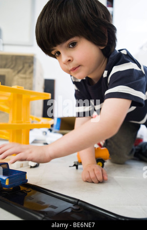 Kleiner Junge spielt mit Spielzeugautos, Nahaufnahme Stockfoto