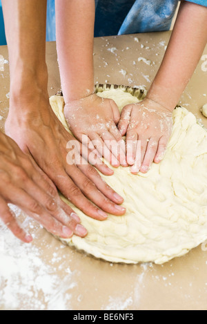 Mutter und Kind Tortekruste gemeinsam machen, beschnitten, Ansicht Stockfoto