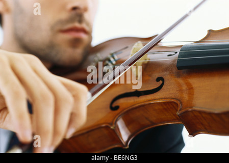 Geiger spielen Violine, beschnitten Stockfoto