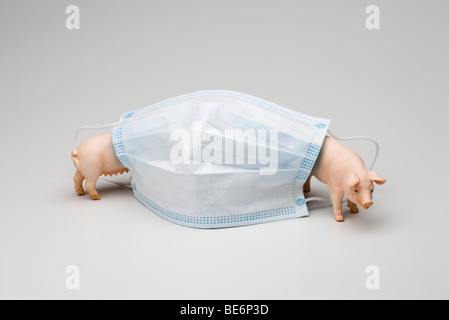 Schweinegrippe-Konzept, Maske und Spielzeug Schweine Grippe Stockfoto