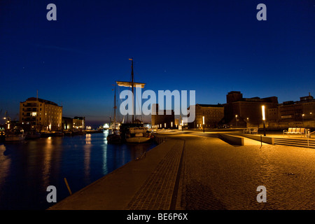 Alten Hafen von Wismar, Deutschland, mit Segelbooten und Lager bei Nacht Stockfoto