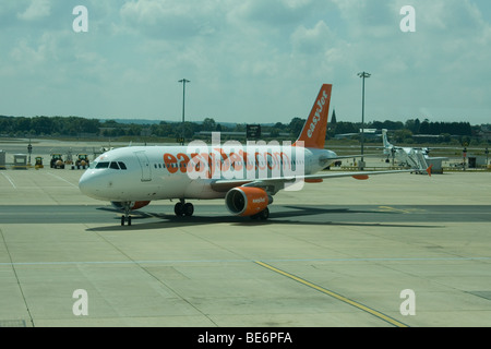 EasyJet Airbus A319 nähert sich Docking-Tor am Gatwick Airport London UK Stockfoto