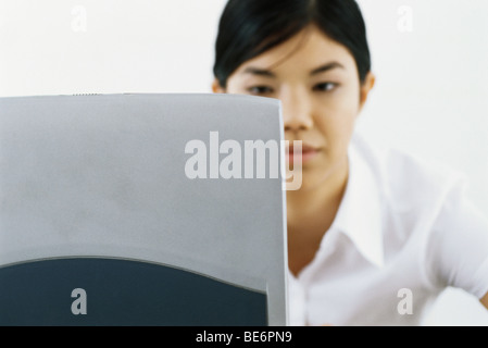 Frau mit Laptop-computer Stockfoto