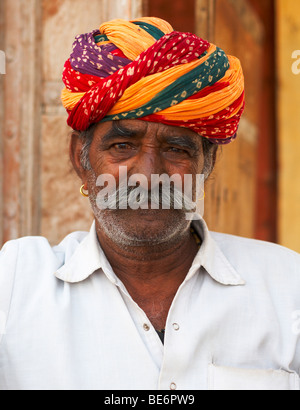Porträt, wenn ein Rajasthani-Mann mit traditionellen Turban in Bikaner, Indien Stockfoto