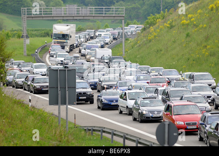 Stau auf der A 81 Leonberg-Heilbronn vor Engelberg Tunnel nach einem Unfall, Baden-Württemberg, Deutschland, Europa Stockfoto