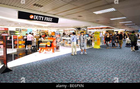 Geschäfte und Passagiere am Flughafen-Gate warten Bereich, Singapore Changi International Airport, Singapur, Asien Stockfoto