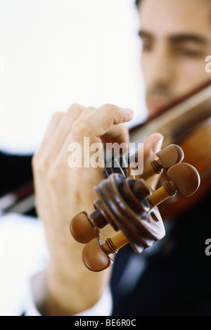 Geiger spielen Violine, close-up Stockfoto