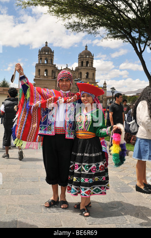 CAJAMARCA PERU - 5. SEPTEMBER: Peruanische Tänzer in traditioneller Kleidung von Cuzco Stockfoto