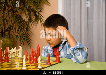 7-8 Jahre alten Hispanic junge lernen, Schach zu spielen. Herr © Myrleen Pearson Stockfoto