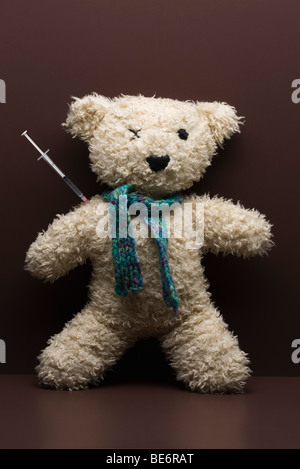 Spritze ragte aus Teddy bear Stockfoto