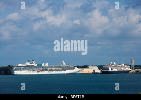 Kreuzfahrtschiffe in Hilo Hafen angedockt. Stockfoto