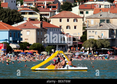 Menschen auf Tretboot, Sonnen, Kroatien Stockfoto