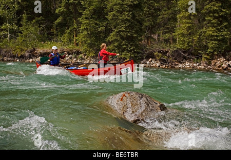 Wildwasser Kanu, Paddeln, Felsen und Stromschnellen, Wheaton River, Yukon Territorium, Kanada Stockfoto