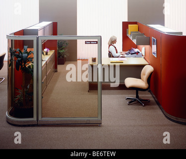 1980er Jahre Büro mit Glaswand und Frau eingeben Stockfoto