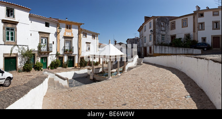 Fonte da Vila (Stadtbrunnen) in das jüdische Viertel von Castelo de Vide, Portalegre District, Portugal. Brunnen aus dem 16. Jahrhundert. Stockfoto