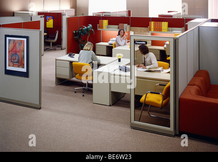 1980er Jahren Beschäftigten in Grossraumbüros Stockfoto