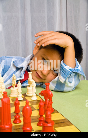 7-8 Jahre alten Hispanic junge lernen, Schach zu spielen. Herr © Myrleen Pearson Stockfoto