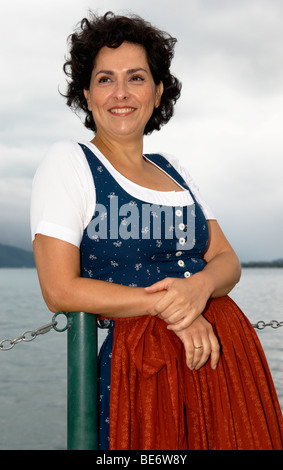 Frau trägt die traditionelle Tracht der Ausseer vor einem See Stockfoto