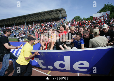 Fans des SC Freiburg laden über das Feld nach dem 5:2-Sieg gegen die TuS Koblenz, Aufstieg in die deutsche Bundesliga Stockfoto