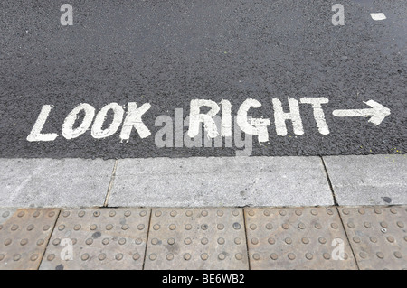 Schauen Sie rechts, Straße Kennzeichnung für Fußgänger, London, England, Vereinigtes Königreich, Europa Stockfoto