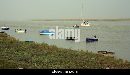 Rudern und Segeln Boote am Fluss Somme, St Valery Sur Somme, Somme, Frankreich, Europa Stockfoto