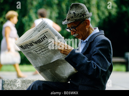 Greis, konservative ungarische Zeitung in einem Park, Magyar Nemzet, Budapest, Ungarn, Europa Stockfoto