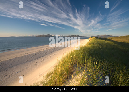 Starke Sommer Sonne leuchtet, um den Strand und die Dünen unter dramatischen Streamer der Cloud auf berneray in die schottischen Western Isles Stockfoto