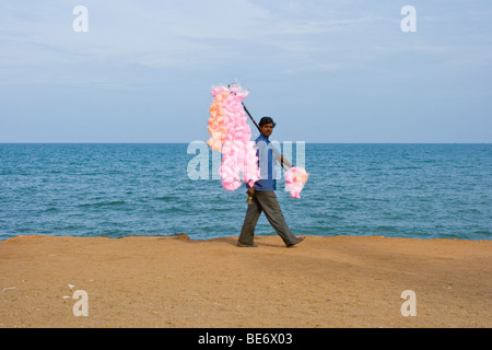 Anbieter verkaufen Zuckerwatte am Strand in Pondicherry, Indien Stockfoto