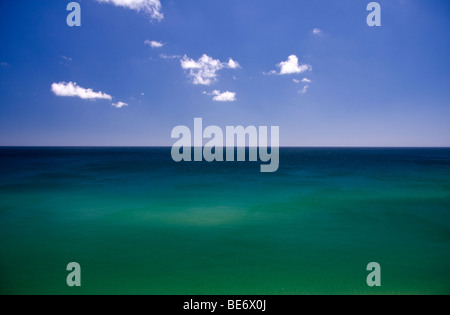 Blauer Himmel mit Wolken über den Atlantik von der "Fortaleza De Sagres" in "Sagres", "Portugal". Stockfoto