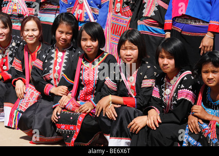 Gruppenfoto der Mädchen des Stammes Akha Hügel auf einem Dorf Festival, Nord-Thailand, Thailand, Asien Stockfoto