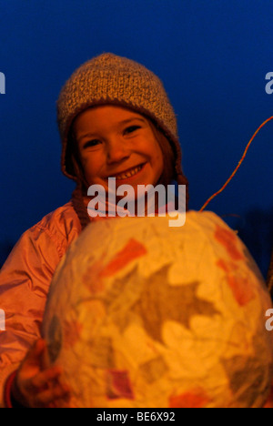 Mädchen mit einer Papierlaterne für den St. Martins Day parade Stockfoto