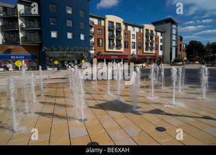 Ein Wasserspiel auf dem Platz vor dem Forum Shopping Center in Horsham West Sussex UK Stockfoto