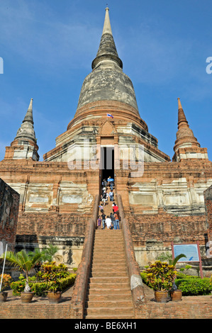 Treppe in die Krypta, große Chedi Chaya Mongkol, Wat Yai Chai Mongkon, Ayutthaya, Thailand, Asien Stockfoto