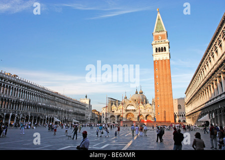 Piazza San Marco, Markusplatz, überfüllt mit Touristen und Ausflügler in Venedig, Italien. Stockfoto