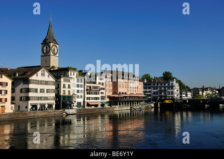 Turm der St.-Petri Kirche mit Blick auf die Dächer der Altstadt von Zürich mit der Limmat in der foregro Stockfoto