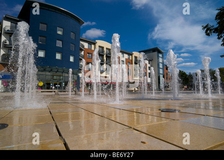 Ein Wasserspiel auf dem Platz vor dem Forum Shopping Center in Horsham West Sussex UK Stockfoto