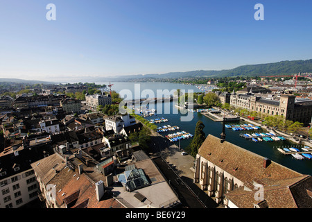 Blick aus einem der Türme des Grossmuenster, Great Minster Kirche, über die Limmat, Quaibruecke Brücke und dem Zürichsee, Stockfoto