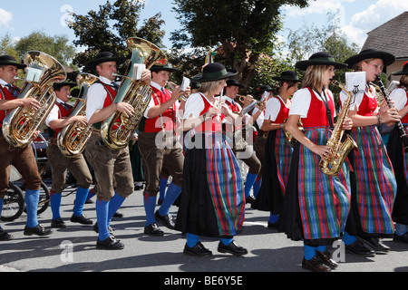 Geben Sie Volksmusik-Band bei der Samson-Parade, Mariapfarr, Lungau, Salzburg, Salzburg, Österreich, Europa Stockfoto