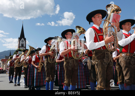 Geben Sie Volksmusik-Band bei der Samson-Parade, Mariapfarr, Lungau, Salzburg, Salzburg, Österreich, Europa Stockfoto