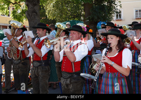 Volksmusik-Band bei der Samson-Parade in Mariapfarr, Lungau, Salzburg, Salzburg, Österreich, Europa Stockfoto