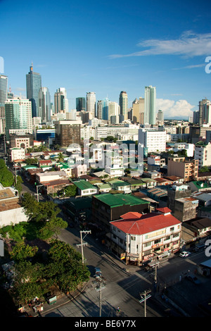 Makati Skyline mit dem central Business District und einem Wohngebiet. Stockfoto