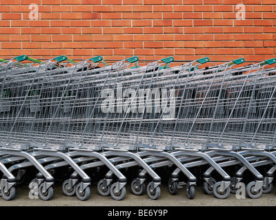 Einkaufswagen vor einem Supermarkt. Stockfoto