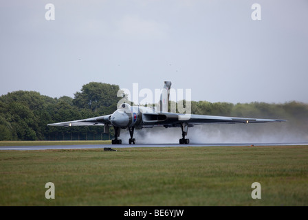 Avro Vulcan B2 XH558 Taking off aus der nassen Piste mit RAF Fairford in Gloucestershire, Großbritannien Stockfoto