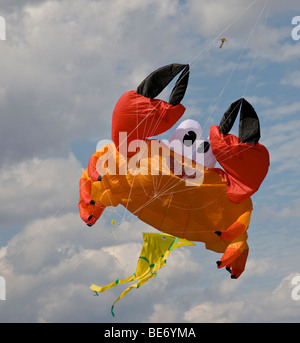 Bunten roten und orangefarbenen Riesenkrabbe Kite in einem wolkigen Himmel Stockfoto