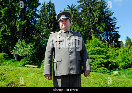 Museumsführer in der Uniform eines Majors des Wachregiments Staatssicherheit, Stasi, Bunkermuseum Museums Frauenwald, Th Stockfoto