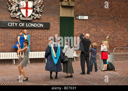 Absolventinnen und Absolventen bei Abschluss-Zeremonie in The Barbican Centre, London Stockfoto